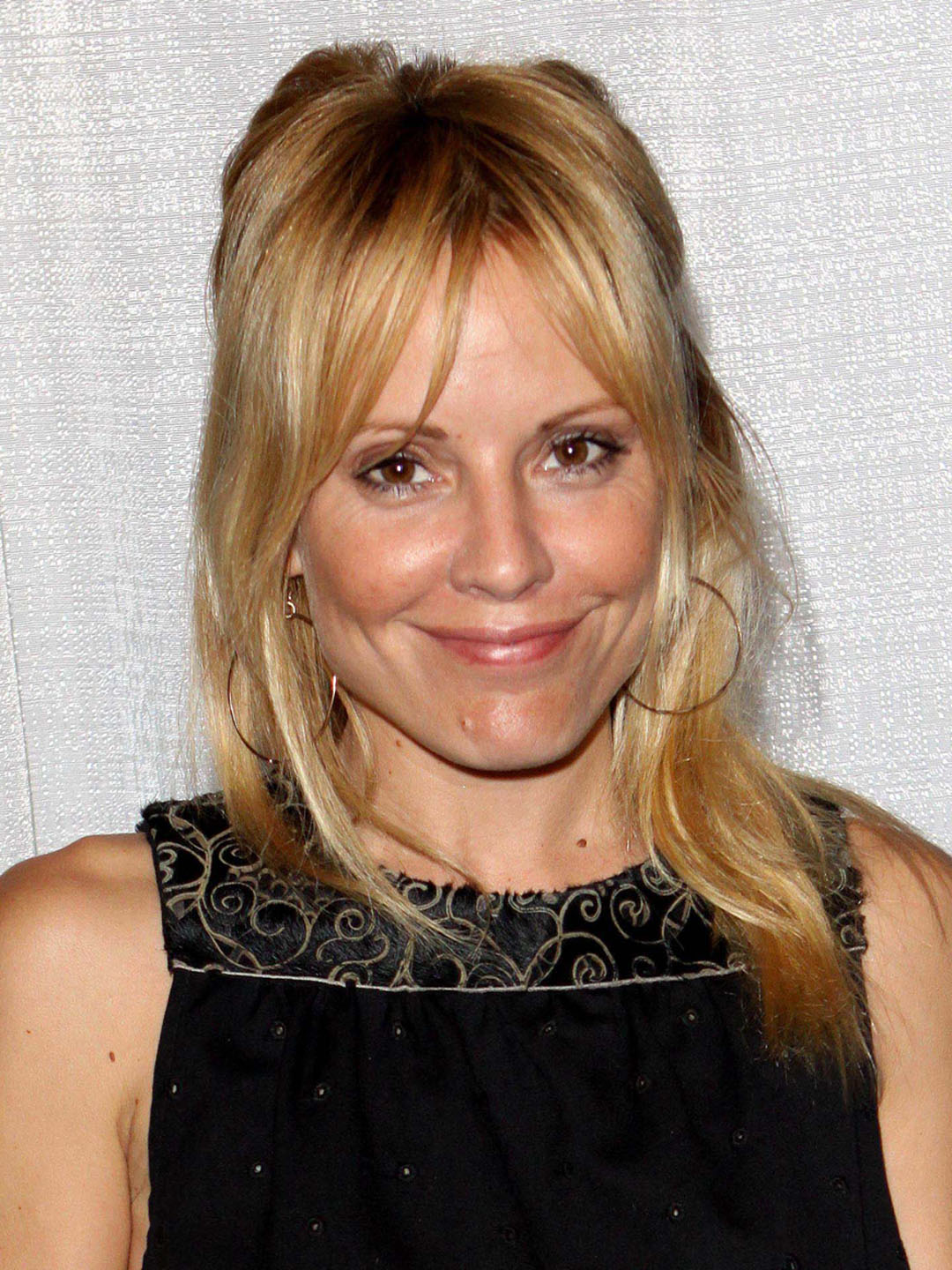 How tall is Emma Caulfield?